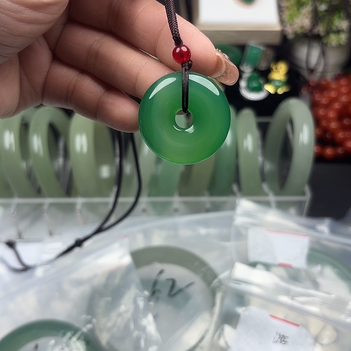 石英岩玉未镶嵌颈饰