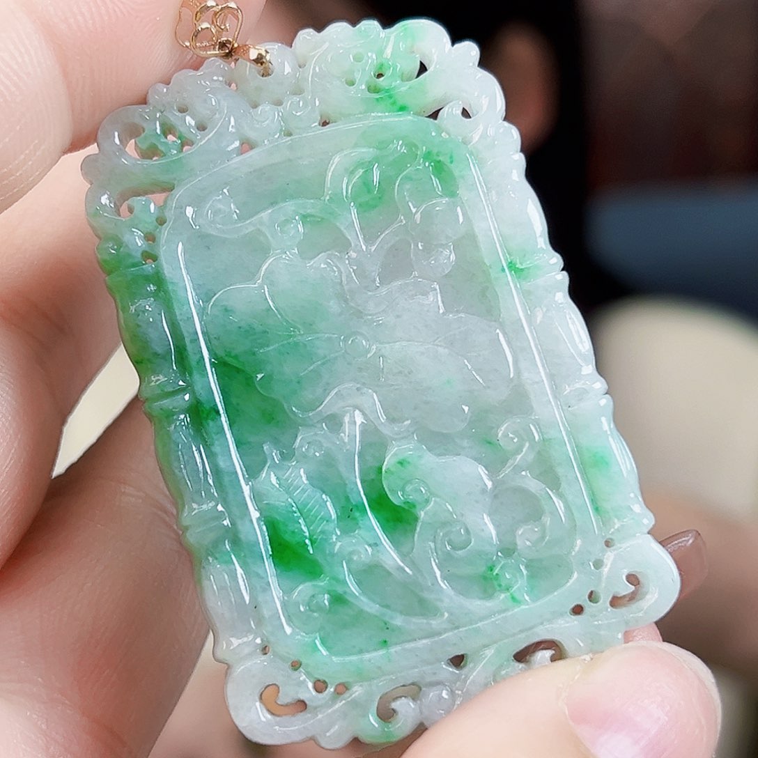 翡翠18K金镶嵌颈饰吊坠