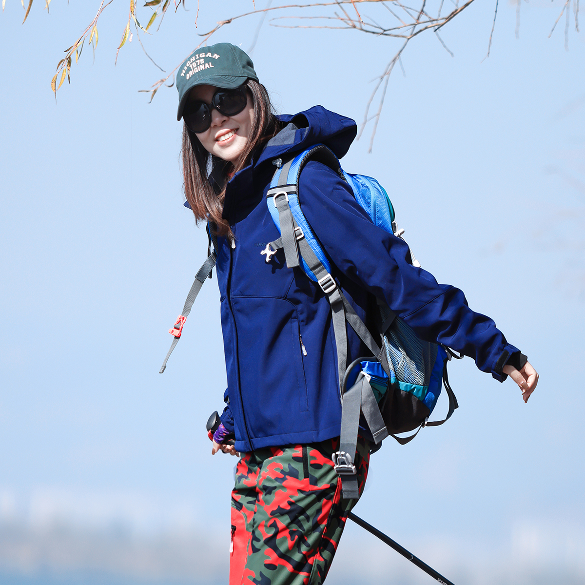 雪丘岛户外2024冬季纯色连帽软壳衣修身显瘦抓绒防风防泼水外套女