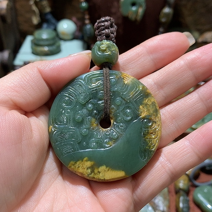 未镶嵌岫岩河磨玉（透闪石质玉）挂件很***人