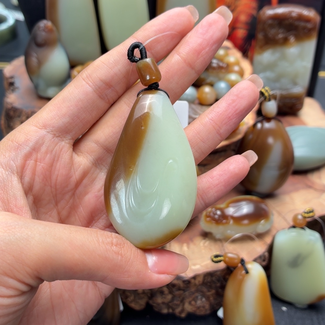 用***8和田玉未镶嵌颈饰