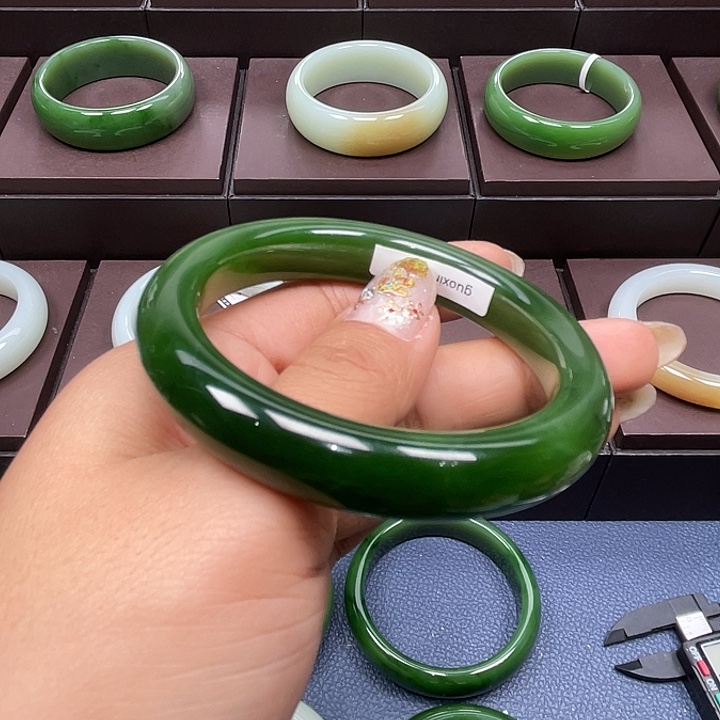 M****和田玉（碧玉）未镶嵌手镯