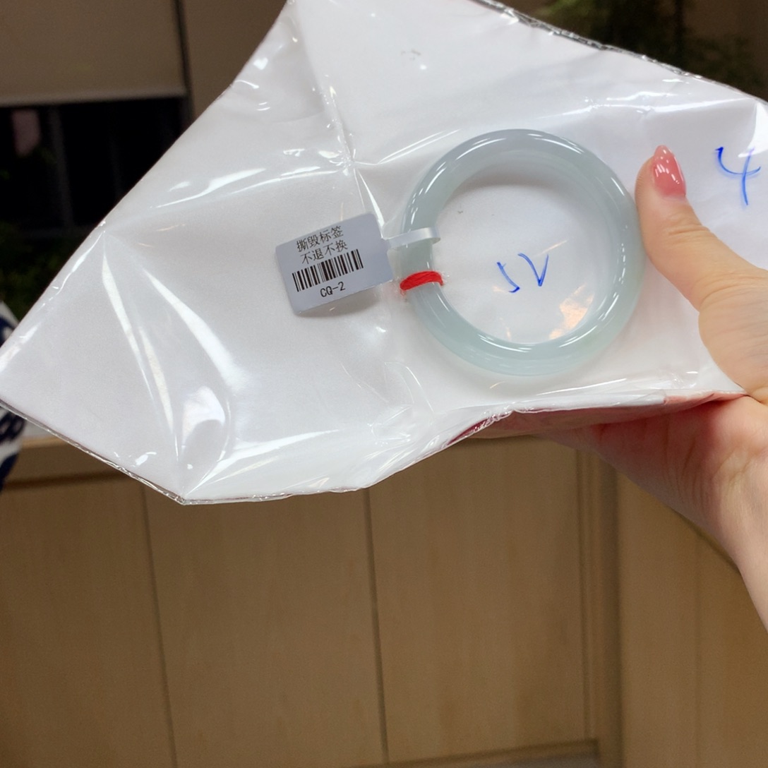 翡翠手镯未镶嵌不退不换