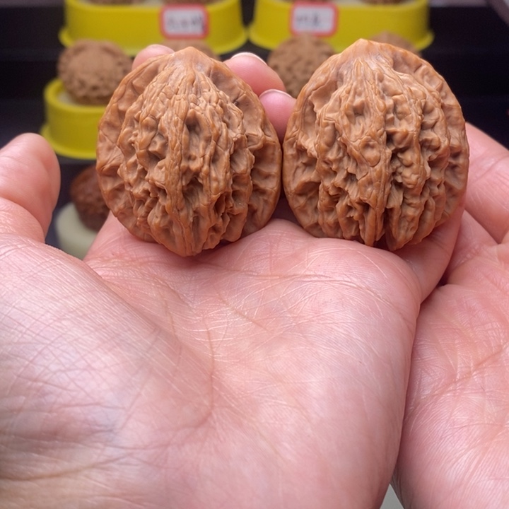 文玩核桃吊坠红皮麦穗虎头