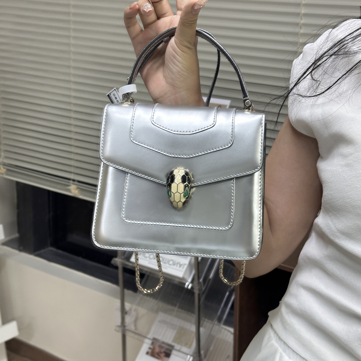 95新 BVLGARI/宝格丽 银色风情都市简约斜挎包
