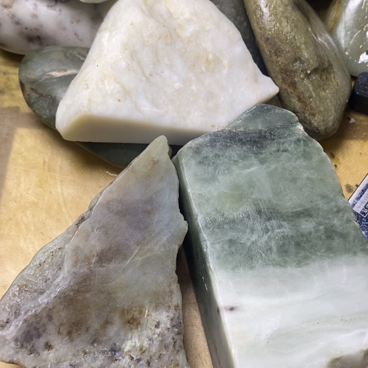 透闪石质玉挂件未镶嵌