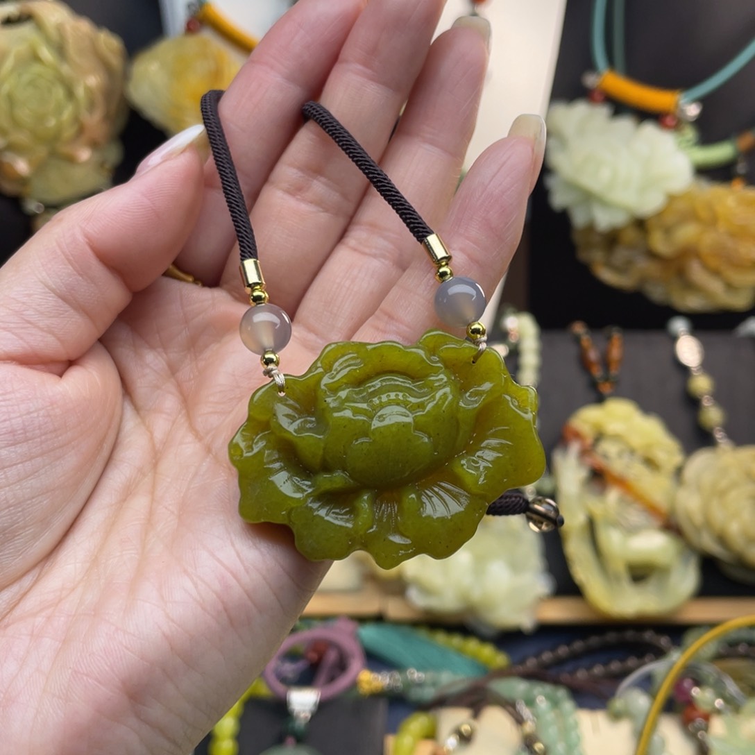 蛇纹石玉颈饰未镶嵌