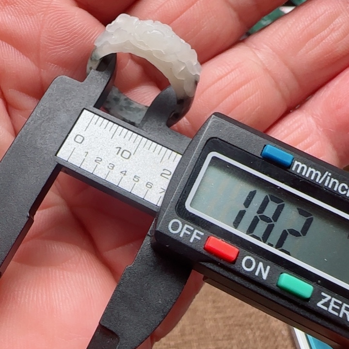 独山玉未镶嵌颈饰