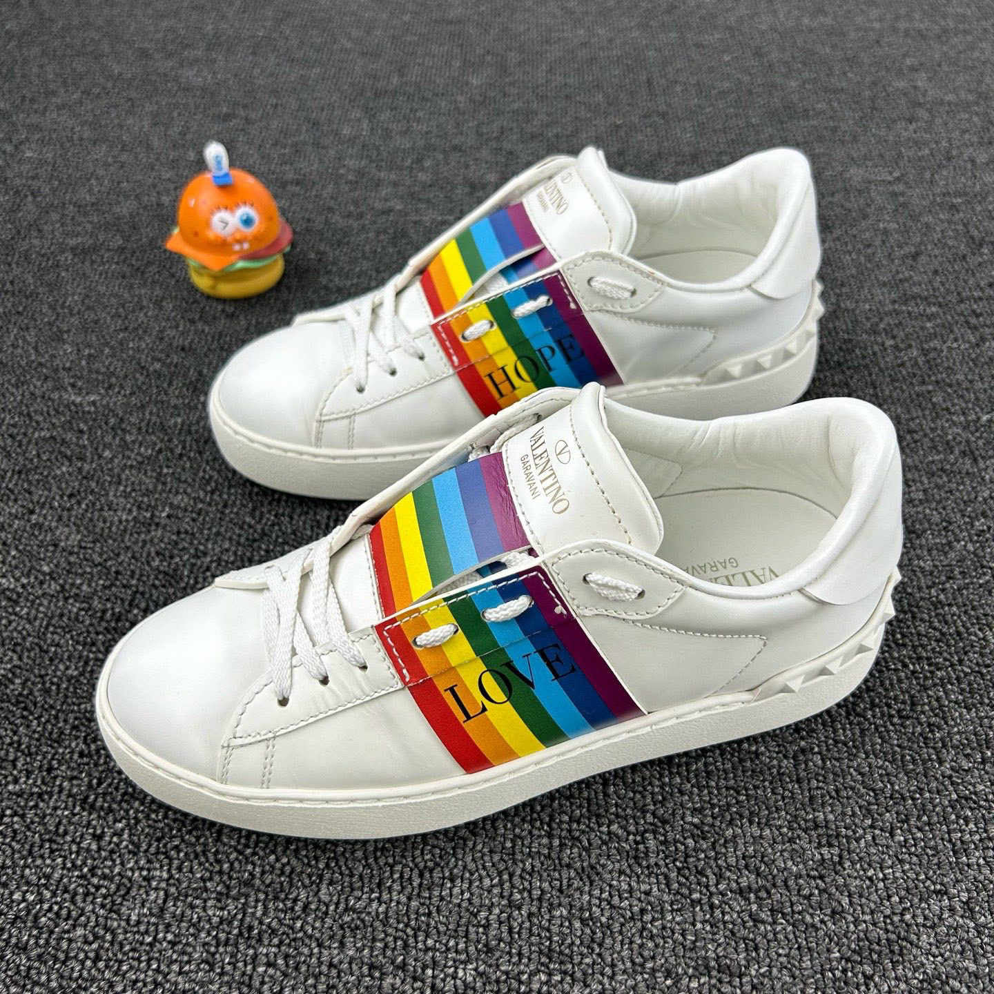 95新 Valentino/华伦天奴 彩虹小白鞋 35码 彩虹清新可爱 HB2285 