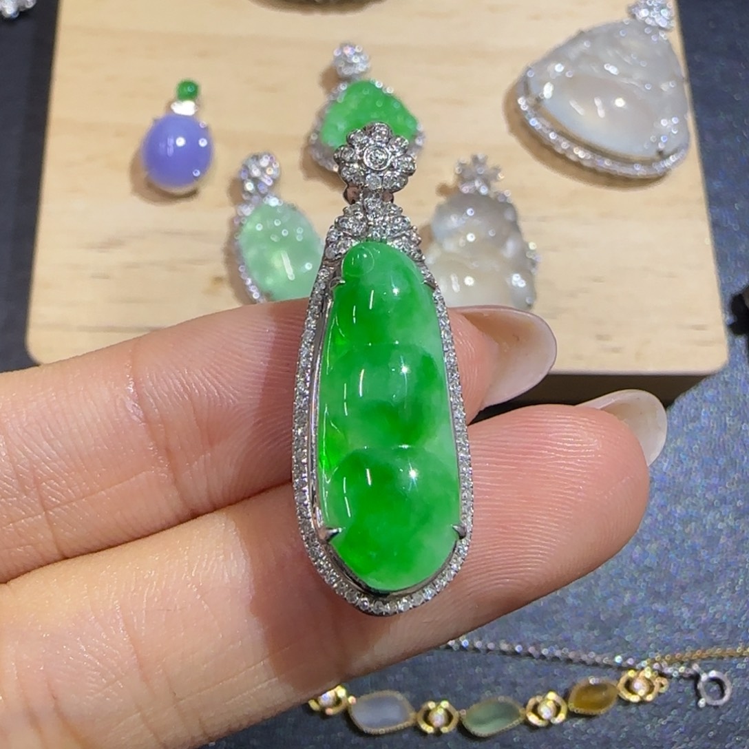 颈饰18K金镶嵌翡翠精品