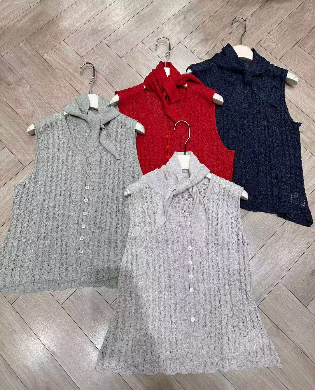 断码福利No退换 V领镂空和纸纱单排扣马甲背心带三角巾