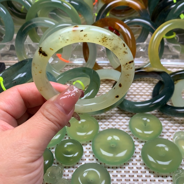 蛇纹石玉手镯53圈口微瑕未镶嵌