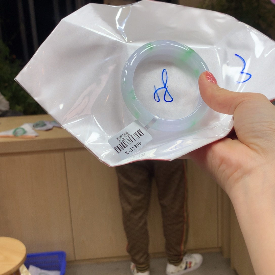 翡翠手镯未镶嵌不退不换