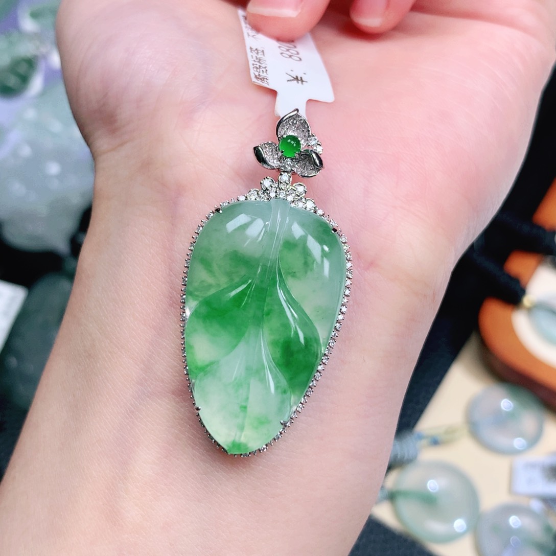 翡翠18K金镶嵌颈饰叶子