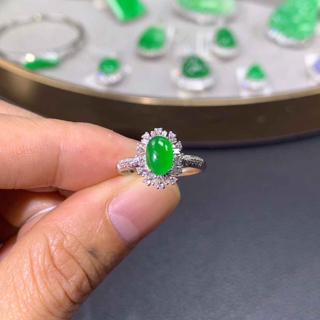 翡翠戒指18K金镶嵌翡翠