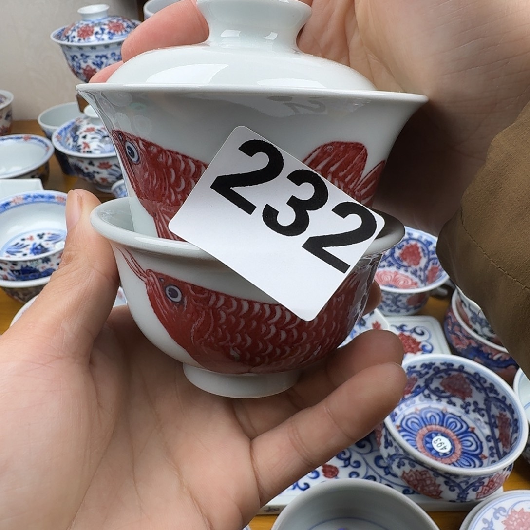 不***困釉里红鱼马蹄盖碗和压手杯一起