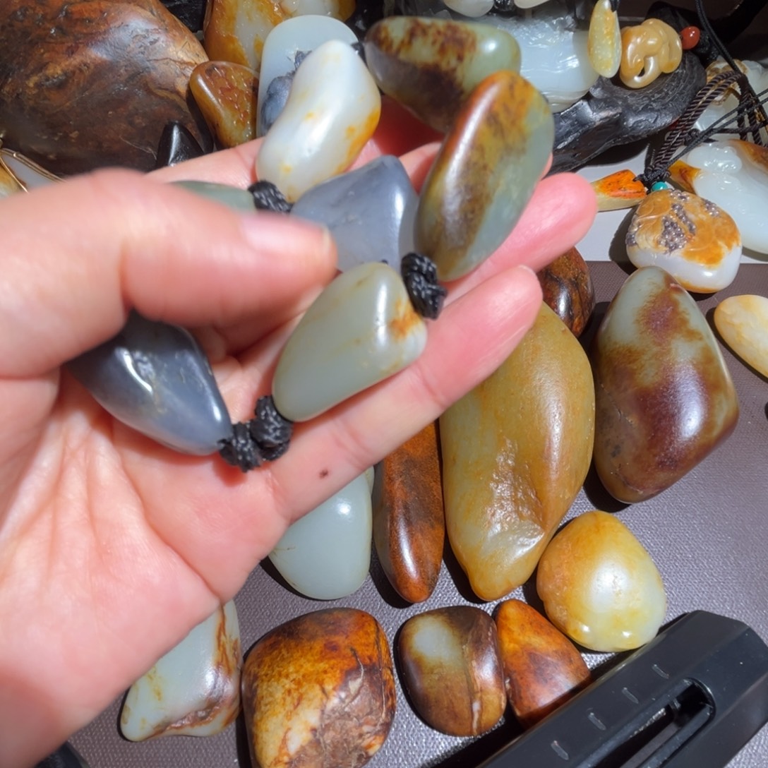 和田玉（糖玉）未镶嵌挂件和田玉73克