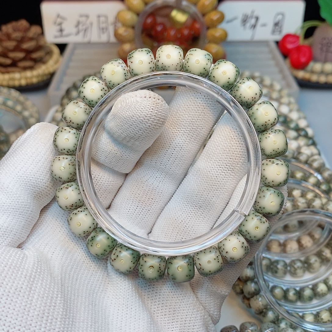 星月菩提手串10.9绿包白半壁