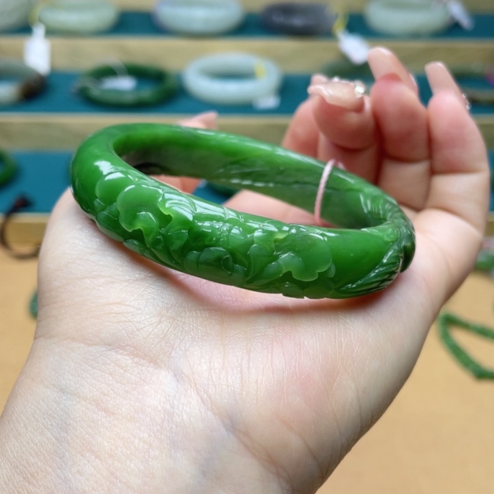 和田玉手镯58圈口。编号22未镶嵌