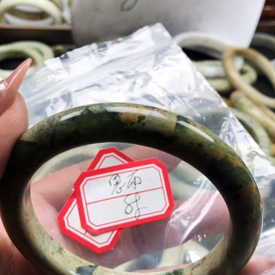 蛇纹石玉手镯未镶嵌恩*