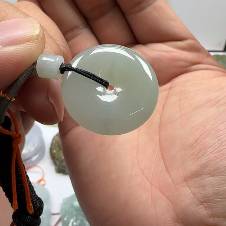 颈饰未镶嵌翡翠平安扣