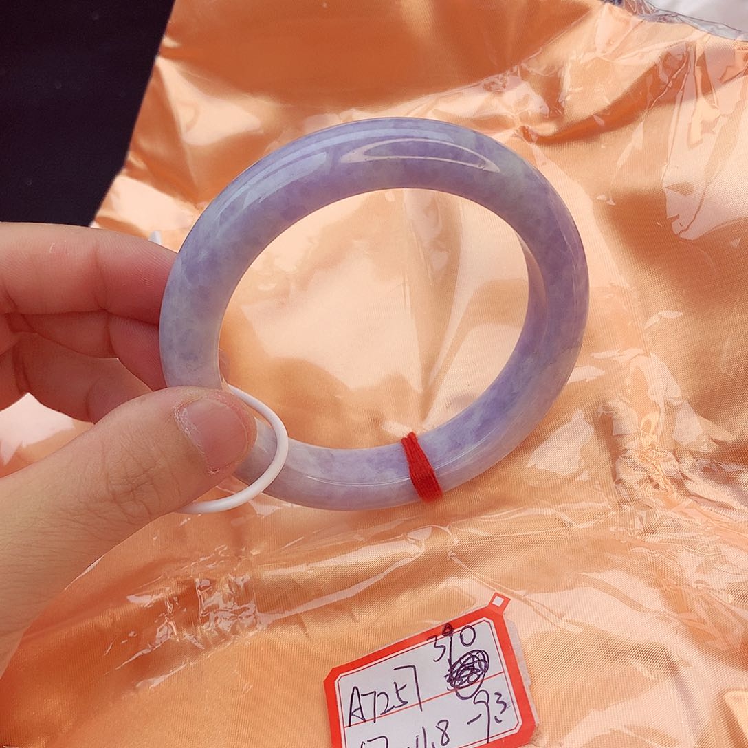 翡翠手镯未镶嵌翡翠