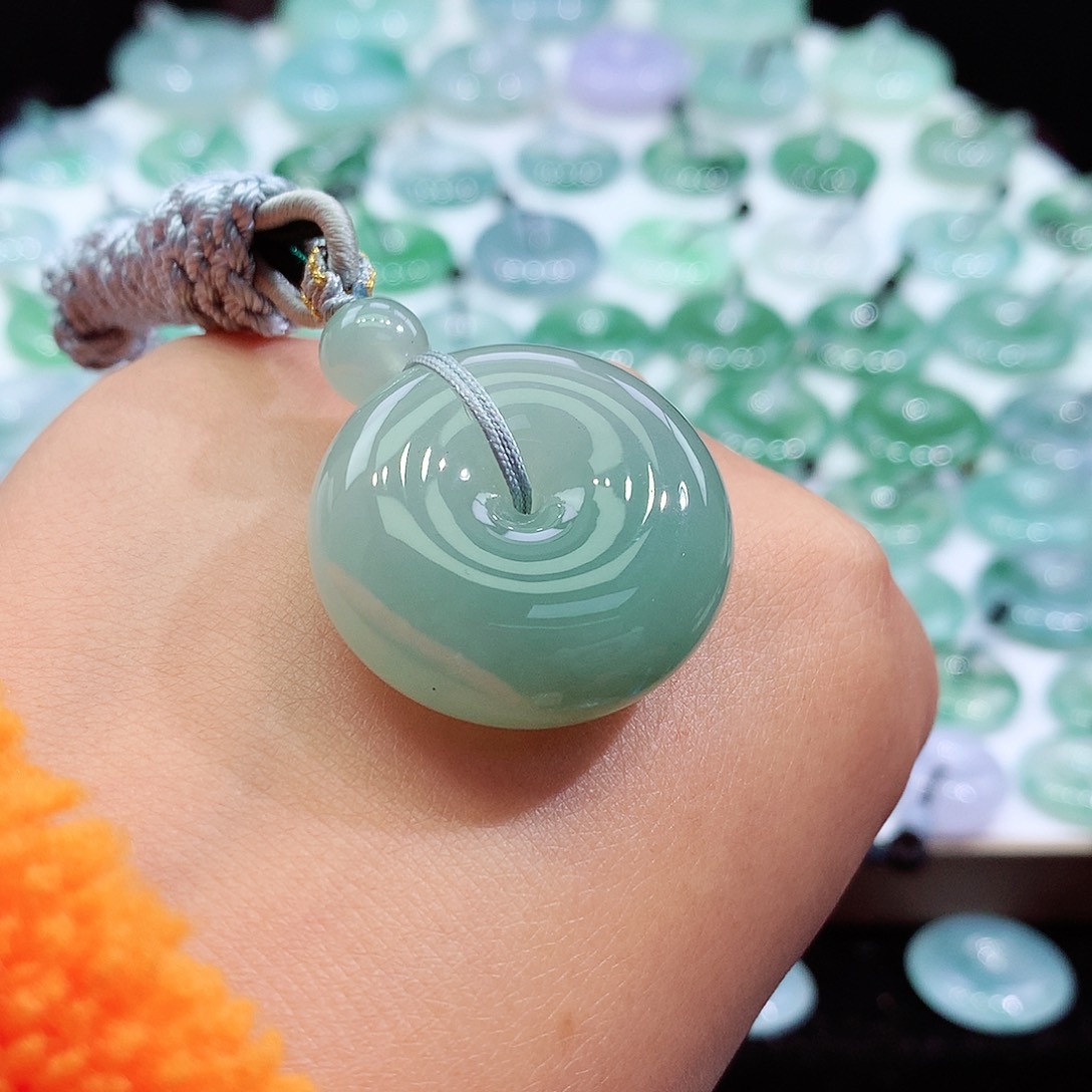 颈饰足铂镶嵌翡翠30