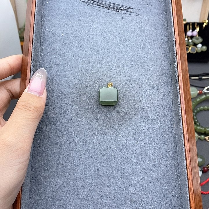 和田玉吊坠(不含链)18K金镶嵌