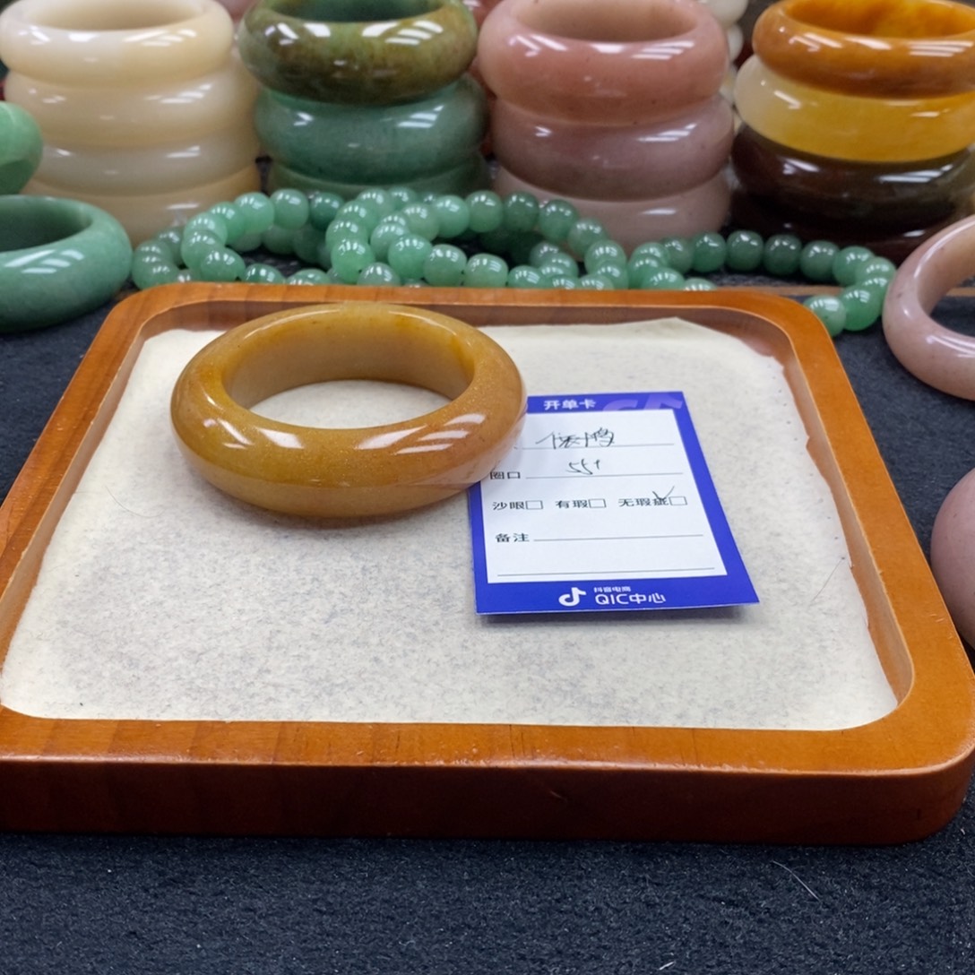 依***爱石英质玉未镶嵌手镯