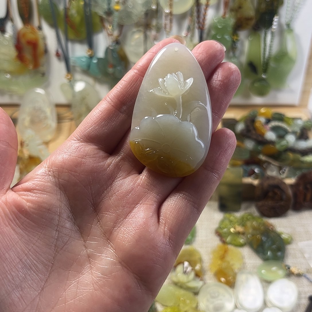 暖****蛇纹石玉未镶嵌颈饰