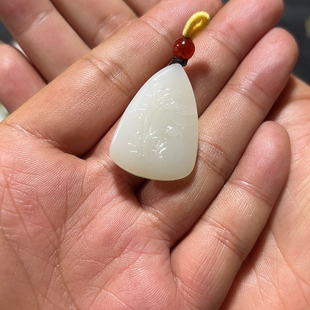 和田玉未镶嵌颈饰俄料荷花牌