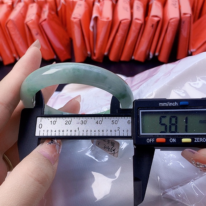 翡翠手镯未镶嵌68。  