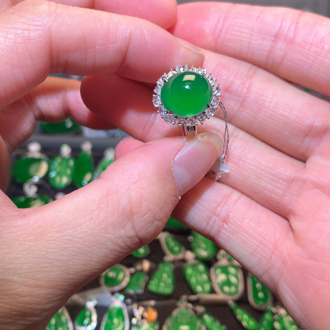 翡翠戒指18K金镶嵌天然翡翠