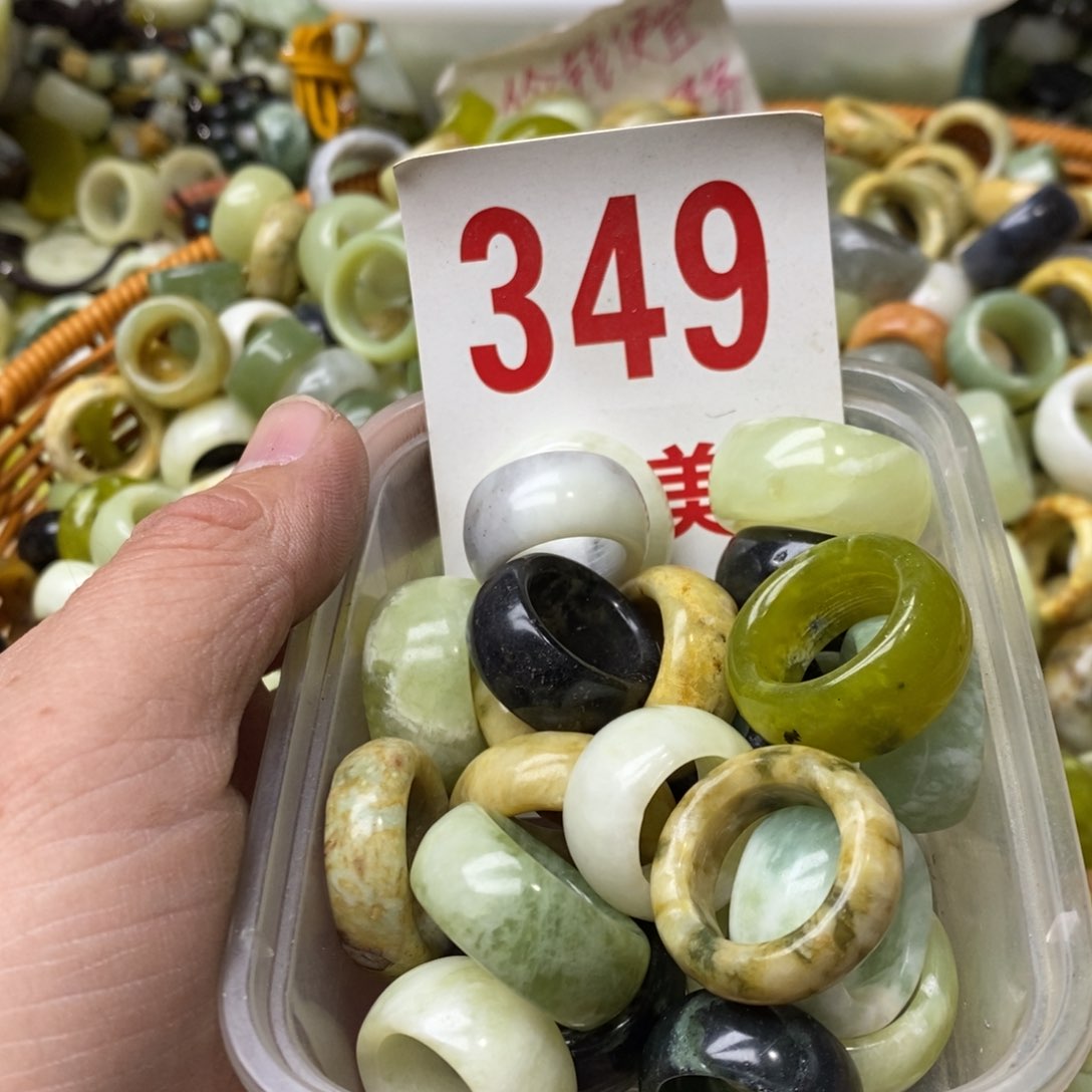 蛇纹石玉挂坠未镶嵌