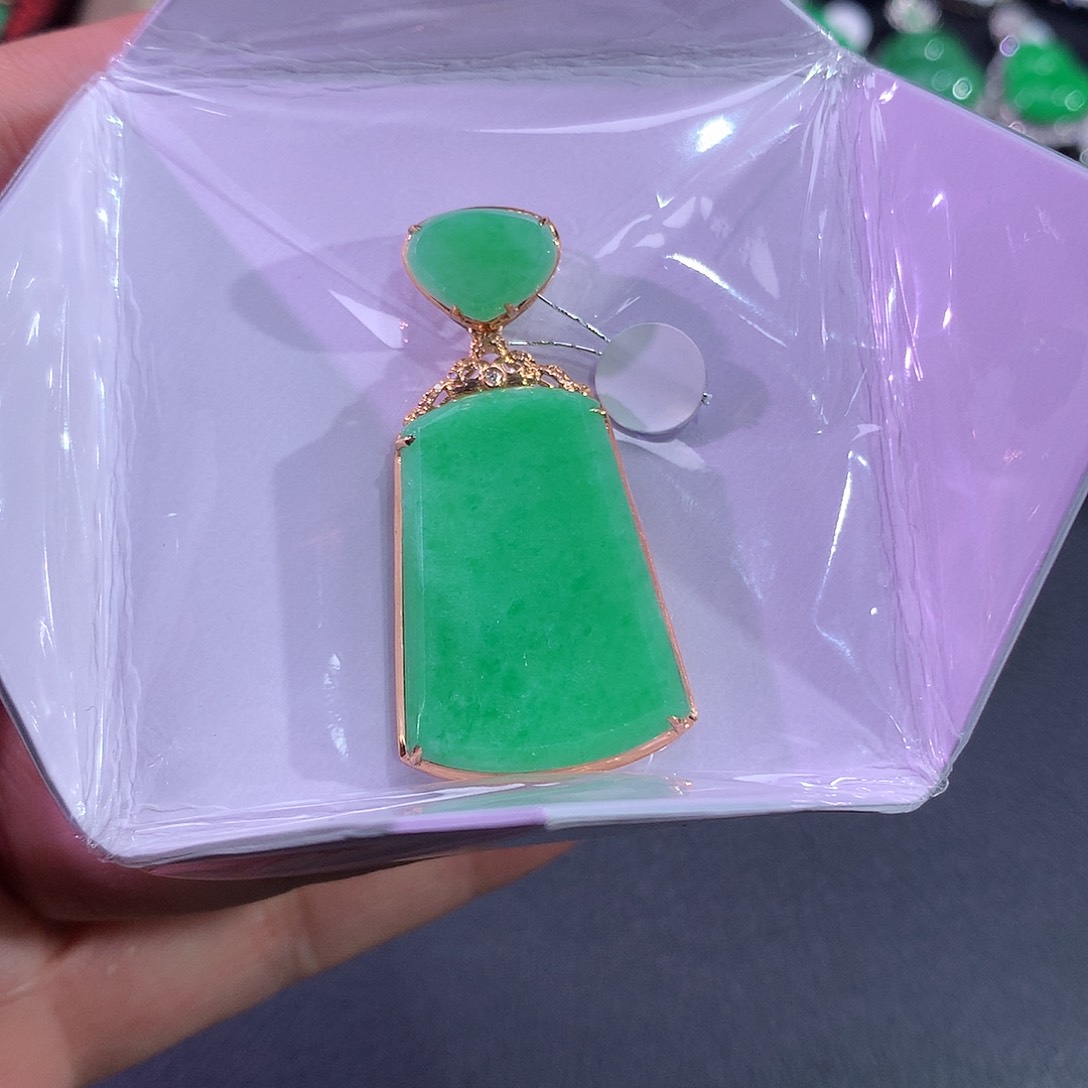 翡翠吊坠(赠链)18K金镶嵌