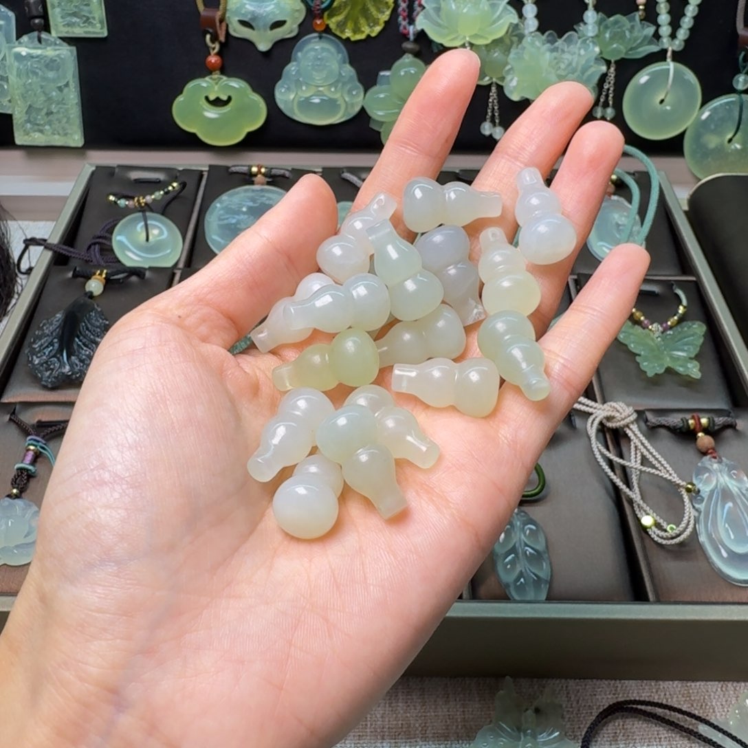 蛇纹石玉颈饰未镶嵌一个