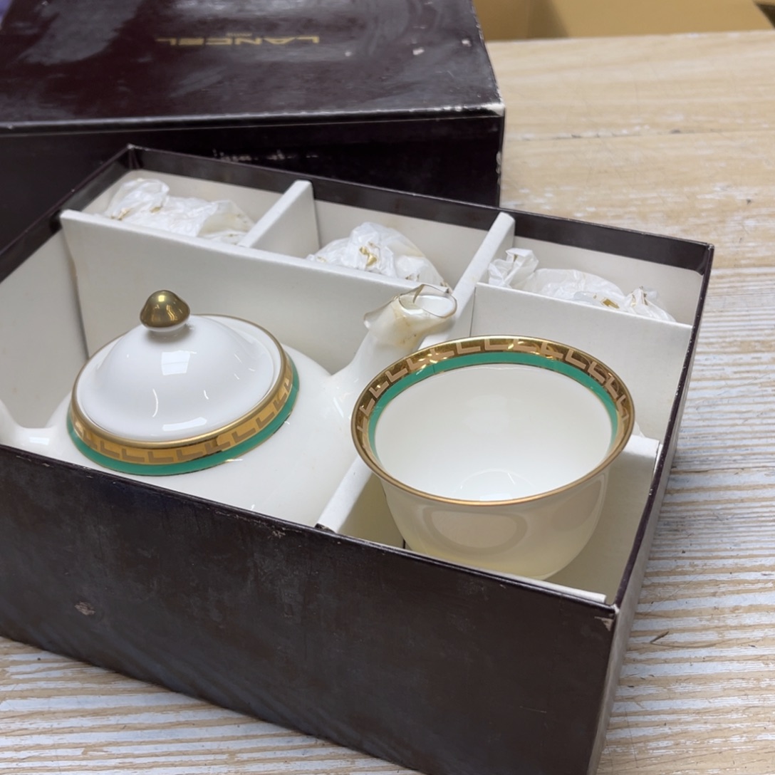 瓷片密密麻麻地排列着一个