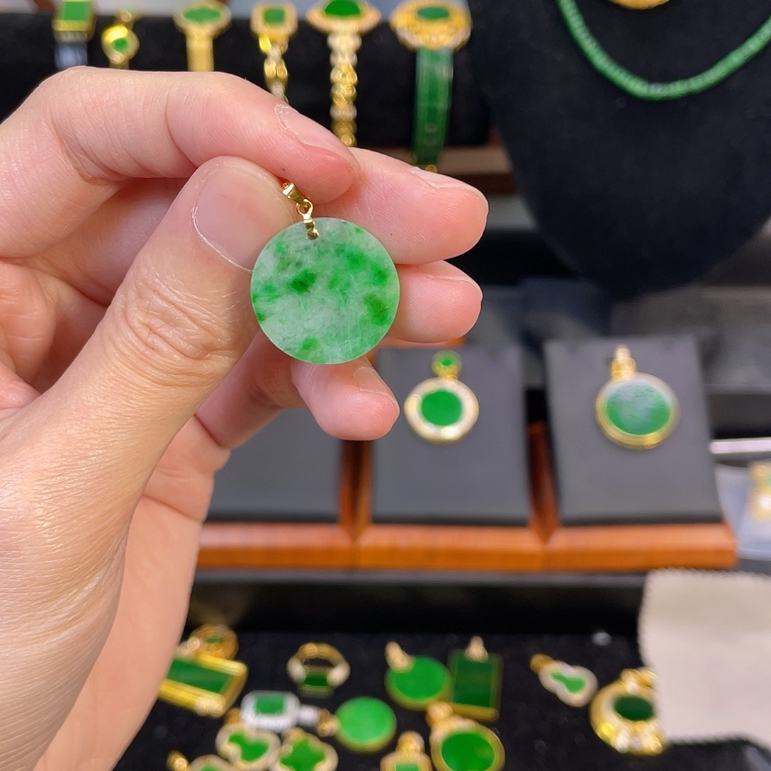 翡翠吊坠(赠链)18K金镶嵌