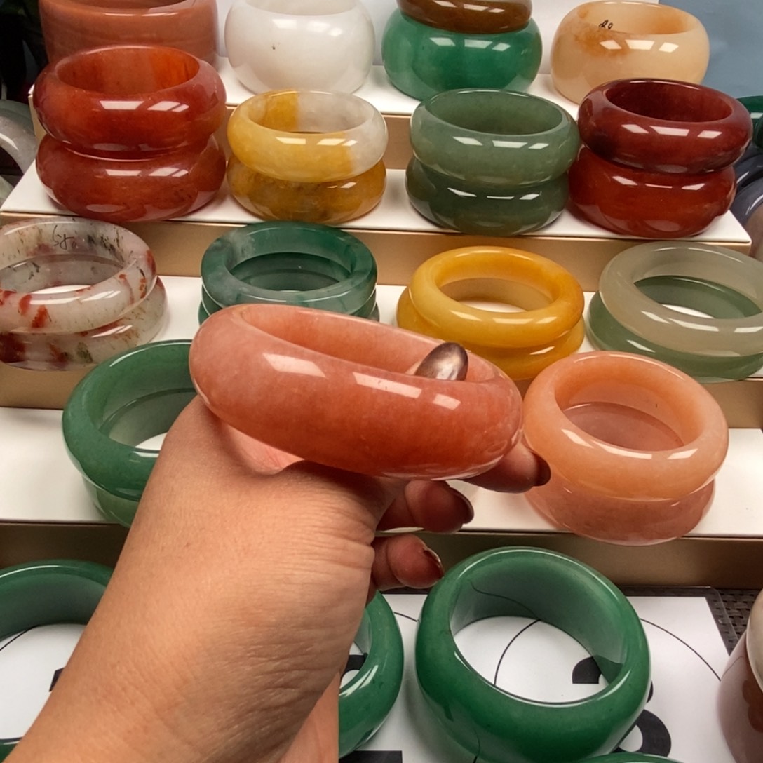 未镶嵌手镯石英质玉（佘太翠）?**?