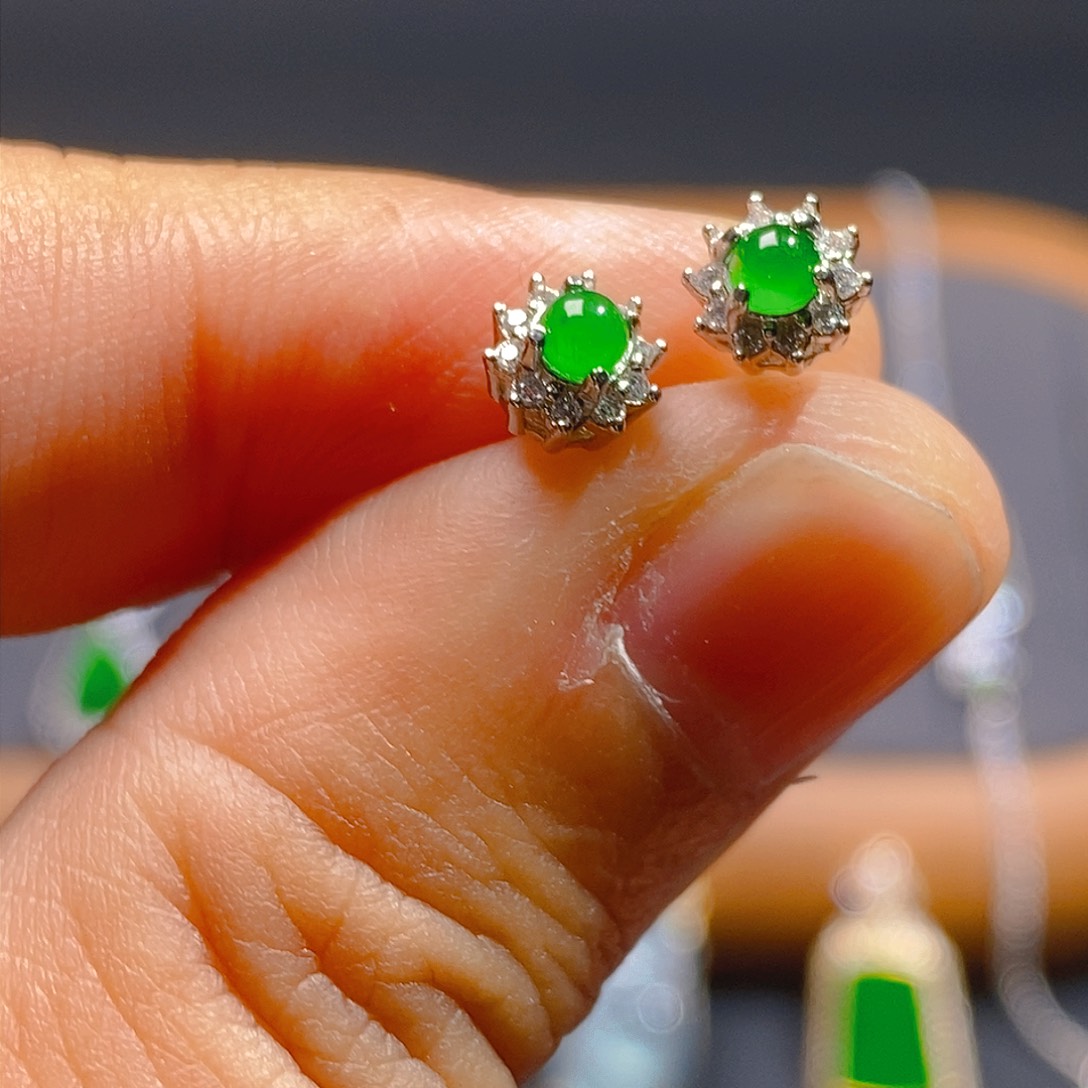 翡翠耳饰未镶嵌