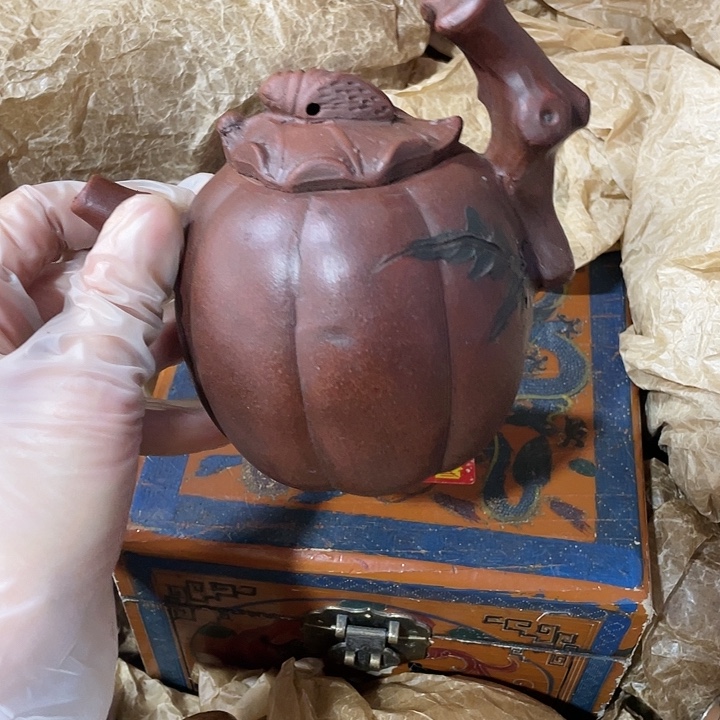 茶壶紫砂原矿泥料，手工制作的一把紫砂壶。