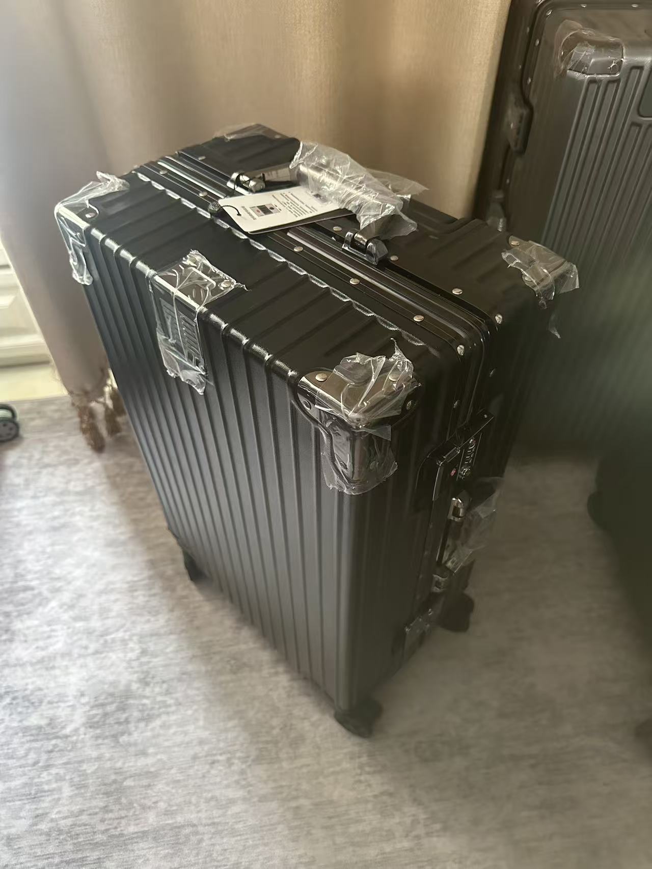 微瑕捡漏22寸铝框箱