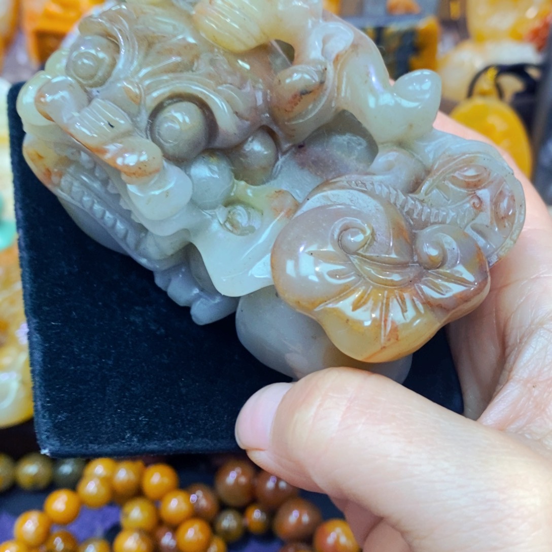 未镶嵌石英质玉（黄龙玉）颈饰