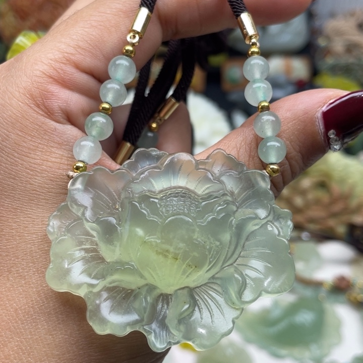 蛇纹石玉未镶嵌颈饰