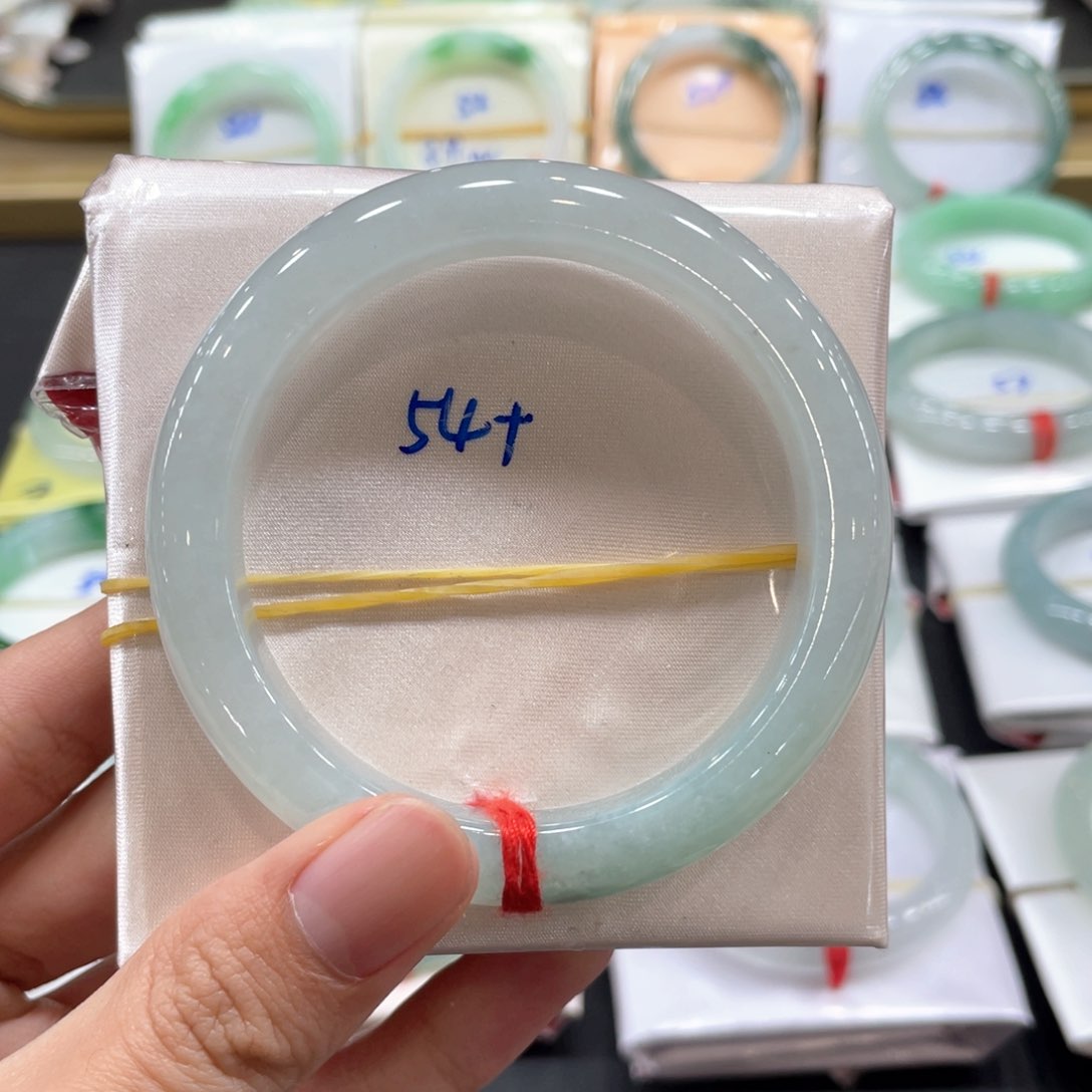 翡翠手镯未镶嵌翡翠手镯