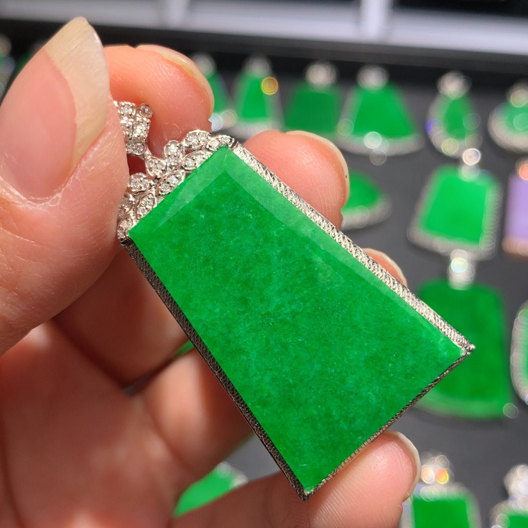 翡翠颈饰18K金镶嵌翡翠