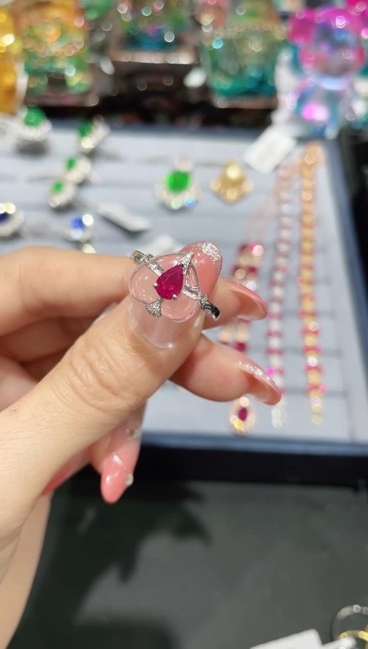18K金镶嵌天然红宝石戒指