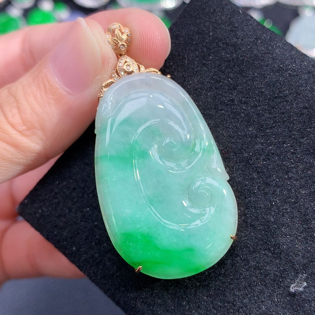 翡翠18K金镶嵌颈饰