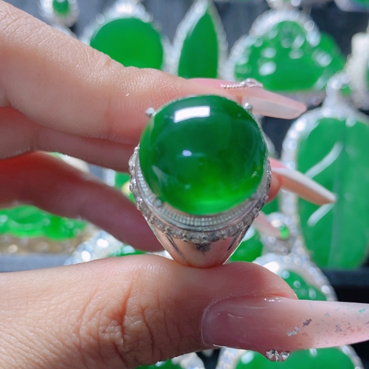 翡翠颈饰未镶嵌18。   