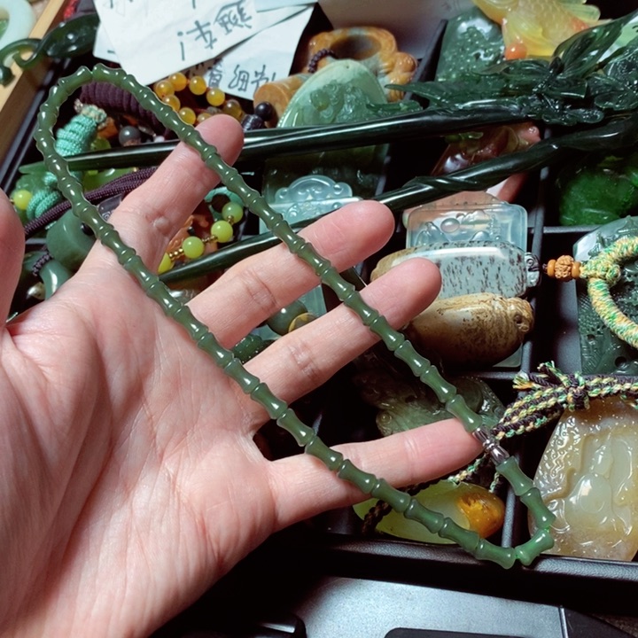 透闪石质玉颈饰未镶嵌